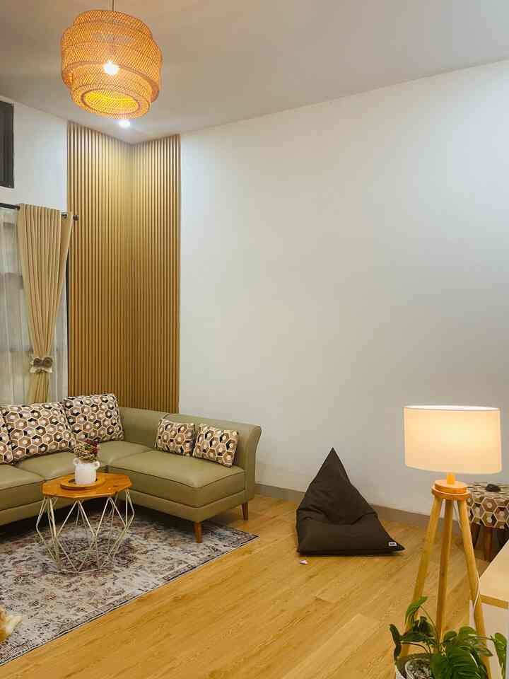 Penerangan di ruang tamu aku pakai 4 lampu downlight dan lampu tengah dengan lampu yang 3 warna yang bisa di ubah, di tambah di samping tv ada standing lamp dan lampu LED bikin suasana ruang tamu aku makin warm. 

#homelighting
#InspirasiLampu
#LightingDesign
#ruangtamu
#livingroom
#bogor
#japandi