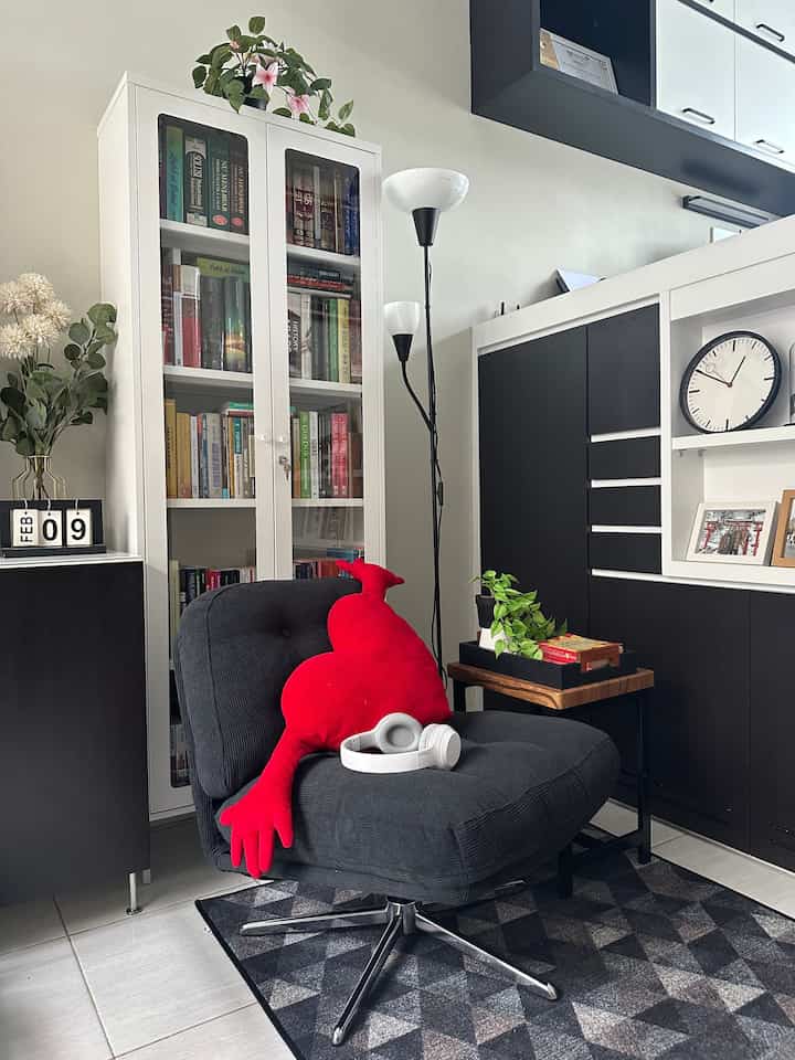 • Impromptu Reading Corner •

Hello O!House friends, I'm really happy to have this armchair. Its short size and wide seat are really comfortable as a reading chair (this chair can also swivel, you know 😃). And because the size is not too bulky, it can be placed anywhere.

Plus pillows, carpets and stools for placing books, the impromptu reading corner is ready to be used. What do you think? 😃

#ReadingCorner
#CozyArmchair
#InteriorDesign
#HomeDecor
#InteriorStyling
#ModernHouse
#RumahCluster