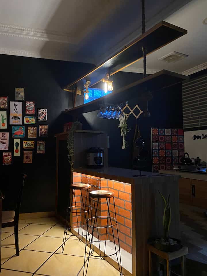 Warna lampu warm mendominasi penerangan dirumah kami karna memberikan kesan hangat membuat ambience ruangan jadi nyaman, dan lampu led stripe ini jadi salah satu favoritku 

#HomeLighting
#InspirasiLampu
#LightingDesign
#Industrial #Vintage
