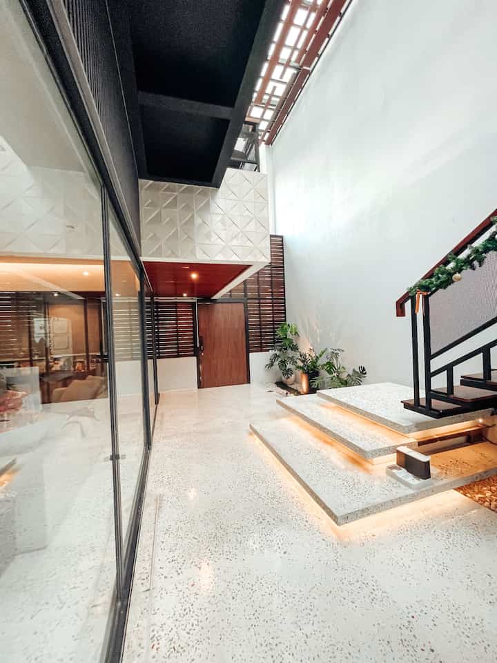 ✨ Ambience✨

Percaya ga percaya Lighting sangat berperan penting dalam interior design. Pemilihan warna dan watt lampu juga sabgat mempengaruhi loh. Sedikit tips, coba pakai spotlight led 3-5 watt instead of downlight 5-7 watt. Pilih warm white pasti ambient di rumah kamu jadi berbeda deh.

#HomeLighting #InspirasiLampu #LightingDesign #tipslighting #openspace #tropicalmodern #japandi #villaconcepthouse