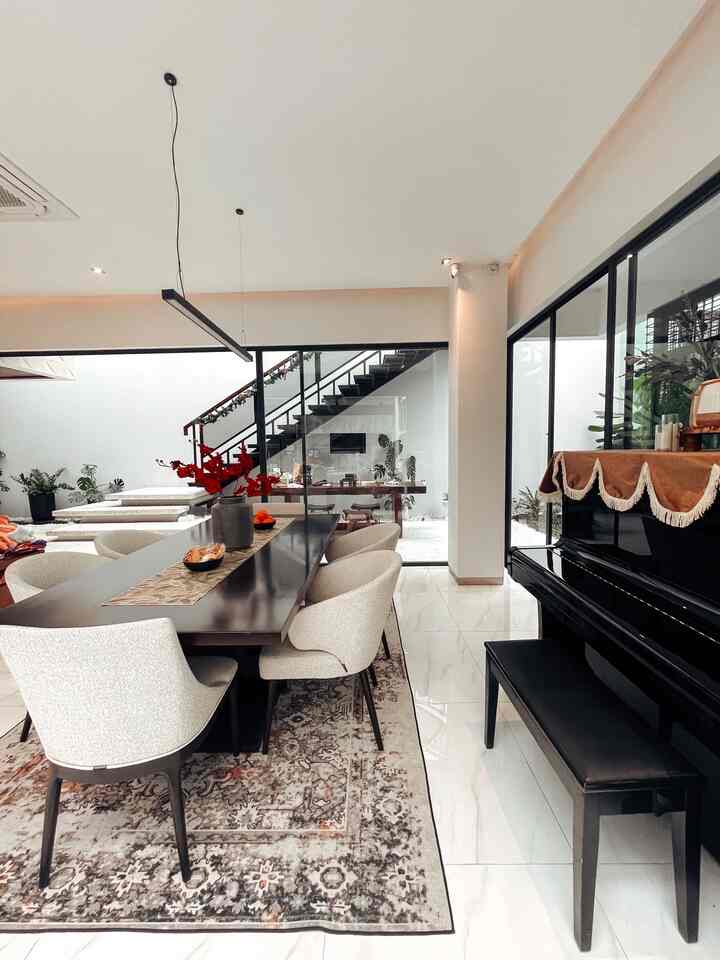 ✨Lighting enhance ambient✨

Pilih meja yang besar kenapa? Karena suka hosting acara. Undang keluarga atau teman dekat untuk mampir makan disini. 
Meja nya ini aslinya bisa 10 seater tapi aku pilih kursi yang memiliki armrest nya jadi cuma muat 8 seaters. 
Tips: Taruh karpet di bawah meja makan membuat lebih nyaman dan enak dilihat 
Cons: Kalau ketumpahan sesuatu harus cepat2 di bersihkan. 

#Diningroom #Lightingideas #TropicalModern #Rumahtropical 