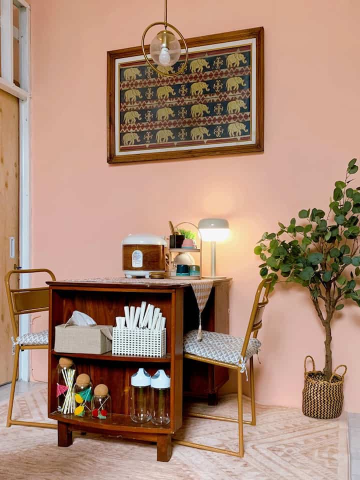 The serving table area in the corner of the kitchen is usually used when the food is cooked and will be placed temporarily on this table, then taken to the main dining table in the Gallery Room #rumahmamipink
#kitchen #mejamakan #mejadapur #inspiration #mymamipink