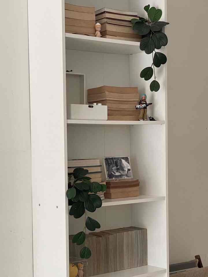 buku, buku dan buku. oh betapa aku senang tenggelam dalam cerita. saya ingin menciptakan ruang di mana saya dapat membaca dengan bebas dan memilih buku sebanyak yang saya mau. membuat perpustakaan mini untuk saya sendiri. #perpustakaan #tangsel #koreanaesthetic #inspirasidecor #ruangbelajar