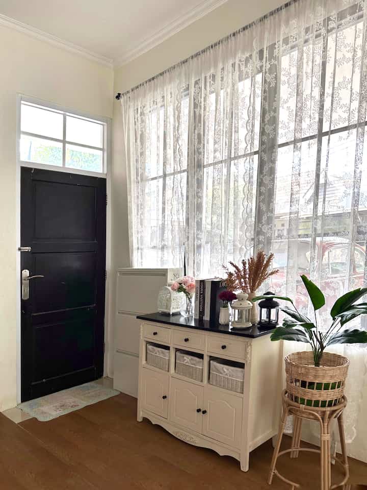 Diantara ruang tamu dan ruang makan ada area kosong yang kami manfaatkan untuk meletakan sepatu dan beberapa barang yang biasa dibawa ketika bepergian.

#idelorongrumah
#designruangtamu
#ruangtamuminimalis
#pintuminimalis
#Ruangtamuminimalis

