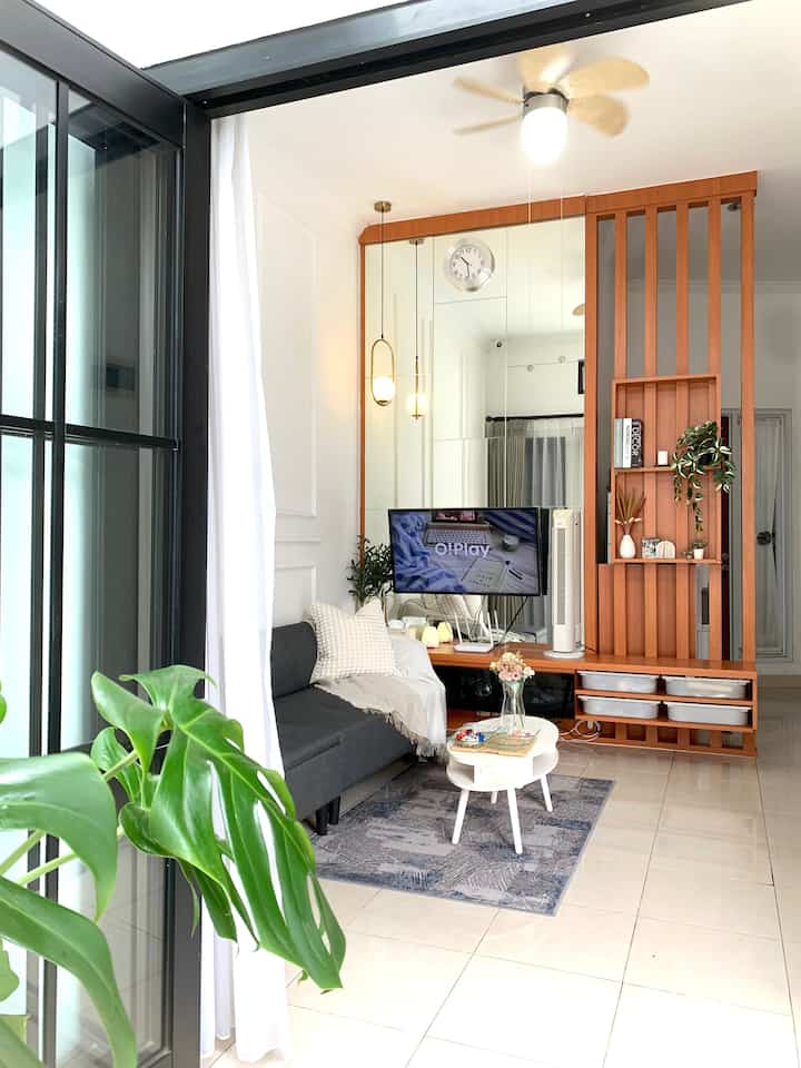 Backdrop TV ✨

Backdrop TV sekaligus partisi yang multifungsi  karena bisa untuk kaca, tempat dekorasi, dan kabinet storage. Custom dari bahan blackboard finishing hpl motif kayu menambah suasana warm di area living room.

#backdroptv
#partisi 
#livingroom
#cermindinding
#customfurniture
#minimalist
#rumahcluster