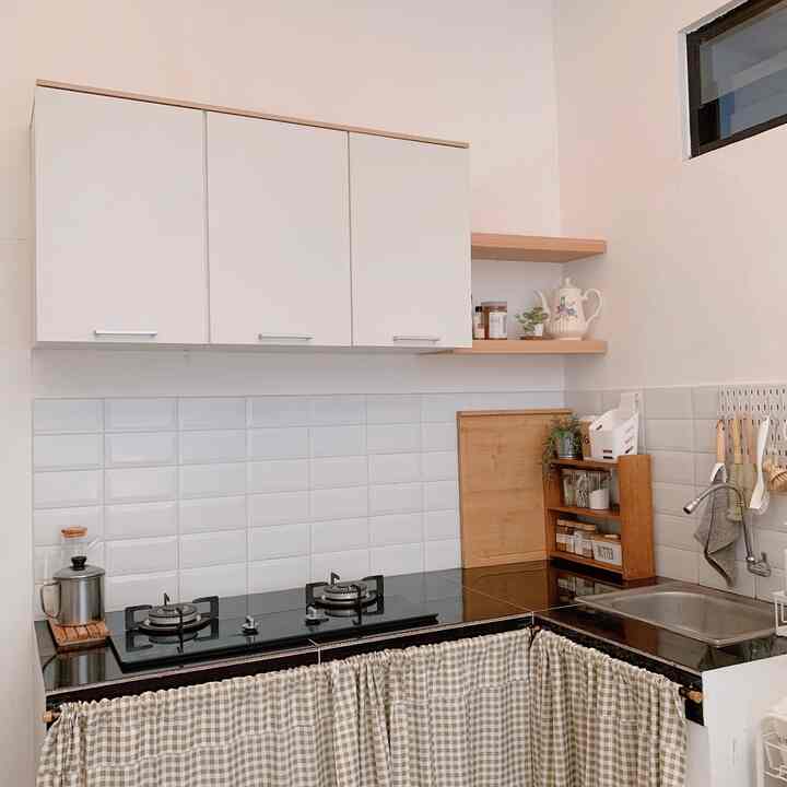 Hola tetangga ohouse 💙

Ada yang baru di dapur kami hehe. Yap akhirnya memutuskan memakai kabinet atas dan ambalan di dapur setelah banyak pertimbangan 🤏🏻

Btw happy weekend tetangga 💙

#HomeLighting
#InspirasiLampu
#LightingDesign
#dapurminimalis
#asrarumah
#dapuroutdoor