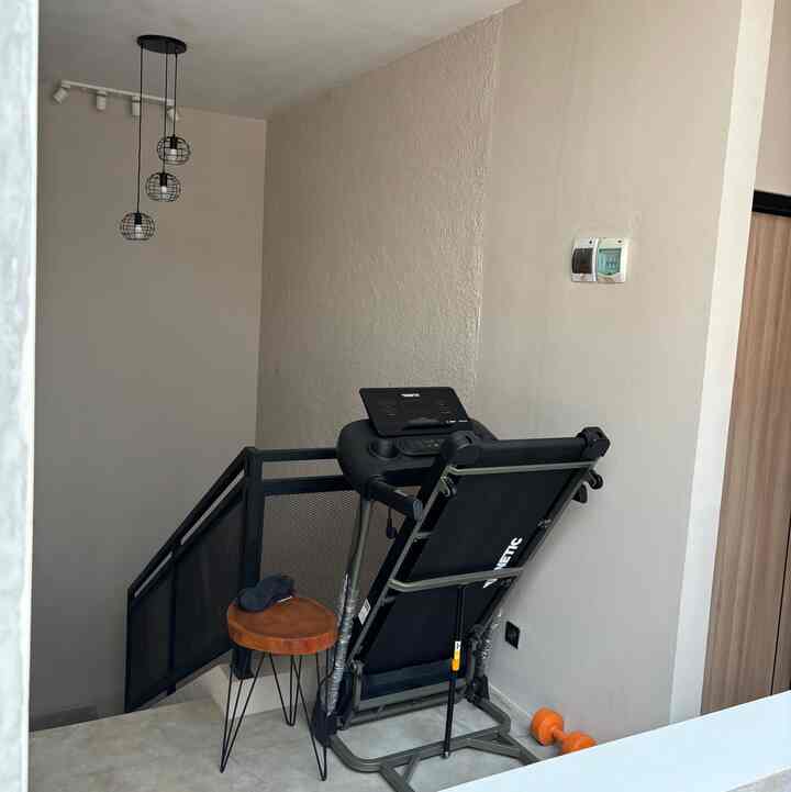 Kali ini aq mau bahas spot pojok tangga area lantai 2 Wina.Home. Jadi di sudut tangga lantai 2, qt ada spot kosong kecil gtu. Nah spot ini alhasil qt buat untuk naruh treadmill portable ini. Qt tipe introvert, jadi mau olahraga pun milih dirumah aja, dan pas bgt area ini di area terbuka ke arah taman, jadi untuk sirkulasi udara olahraga nya jg nyaman🥰
#rumahindustrial
#spotgym
#ruangolahraga
#gymspace
#openspace
#cibuburhome
#rumahcibubur