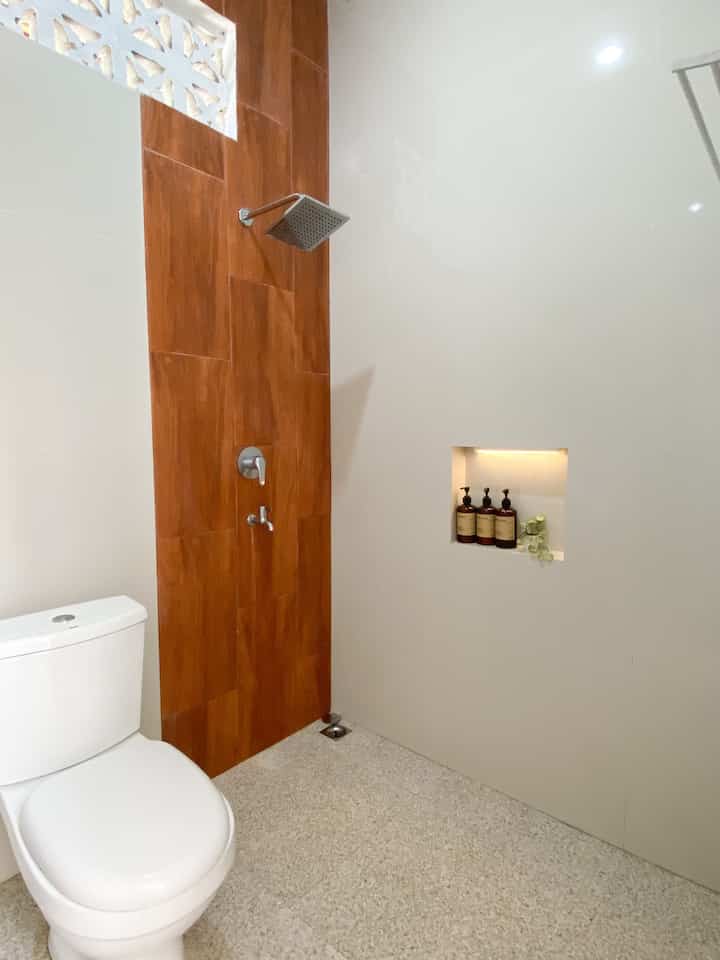 Lighting di kamar mandi terdiri dari lampu downlight di atas dan lampu tempel yang menciptakan kesan warm pada ruangan

#lightingroom #bathroom #kamarmandi #minimalis #inspirasilampu #inspirasikamarmandi  