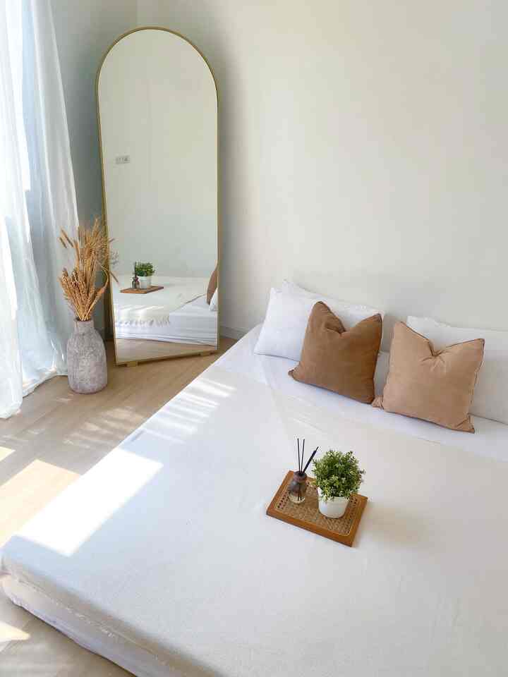 Our simply bedroom dengan sentuhan warna white and wood, bikin makin cozy🫰🏼

#homedecor
#homesweethome 
#homedecorating 
#inspirasirumah 
#japandi 
#livingroom