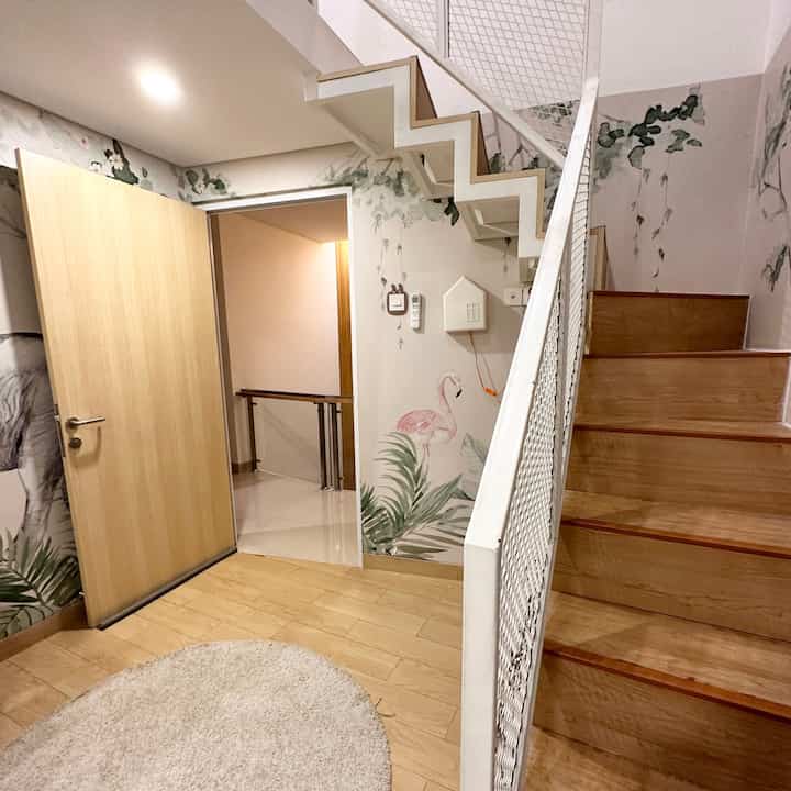 Kids Bedroom 

disetiap kamar yang ada dirumah pada bagian lantai kami menggunakan granite tile motif kayu. hanya dibagian tangga menuju mezannine yang kami lapis dengan Vinyl agar kamar anak ini masuk dengan Ambience rumah 🤗✨ #kidsbedroom #japandi #mezanninebedroom #motifkayu #granitetile 