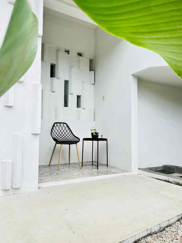 Perpaduan tembok warna putih dan hitam memang gk pernah gagal yaa.. Kali ini area teras coba didekor dengan nuansa hitam dan putih, menurut kamu gimana hasilnya? #boemisaturnus #industrial #scandinavian #terasrumah #ikea #bandung #monocrome