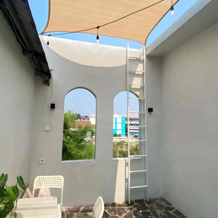 Di rumah kami, terdapat sebuah atap yang menjadi tempat bersantai sekaligus ruang cuci dan jemur. Pemandangan dari atas atap ini begitu menakjubkan, Namun, keindahan ini ternyata tidak selalu berlangsung selamanya. Suatu malam, angin kencang dan hujan deras melanda. Paranet sebagai penghalang panaspun jebol (foto ketiga) diterjang oleh hantaman angin yang ganas dan meninggalkan lubang besar. 

Kami menggunakan paranet dengan tujuan agar tetap teduh dan ada udara segar tanpa harus ditutup menggunakan canopy. Ini sebuah pembelajaran juga untuk kami agar lebih berpikir panjang ketika mendesain ruangan terutama rooftop. Membuat rooftop yang nyaman dan fungsional membutuhkan perencanaan yang matang dan pemilihan bahan yang tepat. Nah, Berikut beberapa tips untuk membuat rooftop yang menarik dan bermanfaat:

1. Perencanaan Desain: Tentukan tujuan penggunaan rooftop, apakah sebagai ruang bersantai, taman atap, atau area untuk BBQ. Sesuaikan desain dengan kebutuhan dan gaya hidup Anda.


2. Pertimbangkan Struktur Bangunan: Pastikan rooftop dapat menopang beban tambahan dari furnitur, tanaman, dan orang yang berada di atasnya. Periksa kestabilan struktur bangunan dan konsultasikan dengan profesional jika diperlukan.

3. Pilih Bahan Tahan Cuaca: Gunakan bahan-bahan yang tahan terhadap cuaca ekstrem seperti hujan, panas, dan sinar UV. Contohnya adalah kayu keras, keramik anti-slip, atau material komposit yang tahan lama.

4. Tambahkan Furnitur Outdoor: Pilih furnitur yang dirancang khusus untuk digunakan di luar ruangan. Pilih furnitur yang tahan terhadap cuaca dan mudah dibersihkan.

5. Perhatikan Pencahayaan: Pasang 
pencahayaan yang cukup untuk membuat rooftop tetap terang dan aman saat malam hari. Gunakan lampu taman, lampu dinding, atau lampu tali untuk menciptakan atmosfer yang menyenangkan.

6. Tanaman Hijau: Tanam tanaman hijau di pot atau kotak tanaman untuk menambahkan nuansa alami dan menyegarkan udara. Pilih tanaman yang tahan terhadap sinar matahari langsung dan tidak membutuhkan perawatan intensif.

7. Pertimbangkan Privasi: Jika rooftop terbuka dan dapat dilihat oleh orang lain, pertimbangkan pemasangan pagar atau dinding rendah untuk memberikan privasi tambahan.

8. Akses Mudah: Pastikan akses menuju rooftop mudah dan aman. Pertimbangkan tangga yang nyaman dan aman untuk digunakan, serta peringatan yang jelas untuk menghindari kecelakaan.

Dengan merencanakan secara teliti dan memperhatikan detail-detail tersebut, Anda dapat membuat rooftop yang nyaman, fungsional, dan menyenangkan untuk dinikmati bersama keluarga dan teman-teman. Semoga bermanfaat! 

#RumahCluster
#RumahDeveloper
#InspirasiRooftop
#RumahTanpaArsitek
#RumahCluster
#TangSel

