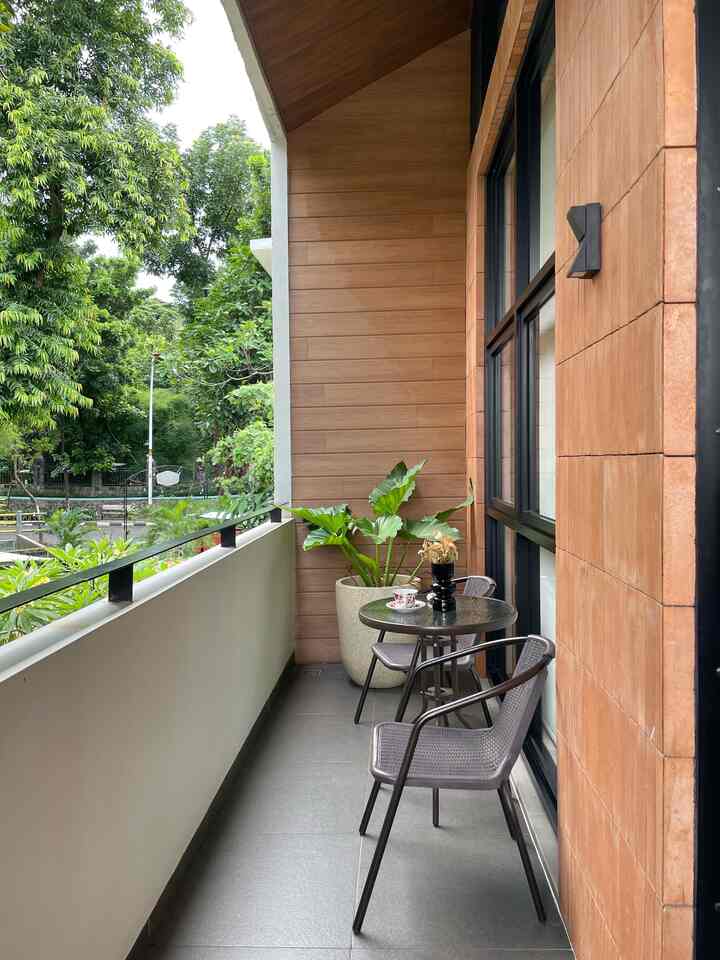 
Ini adalah balkon dirumahpojok. Ukuran nya tidak terlalu besar dan agak memanjang. Tapi cukup untuk duduk-duduk santai menghirup udara segar di pagi hari sebelum matahari menyengat. Design balkon cukup simple dengan sepasang kursi dan meja outdoor dan satu pot tanaman yang agak besar untuk menambah kesan asri dan rindang.
_
#Balcony
#InspirasiBalkon
#SmallBalcony
#DirumahPojok
#BalconyIdeas


