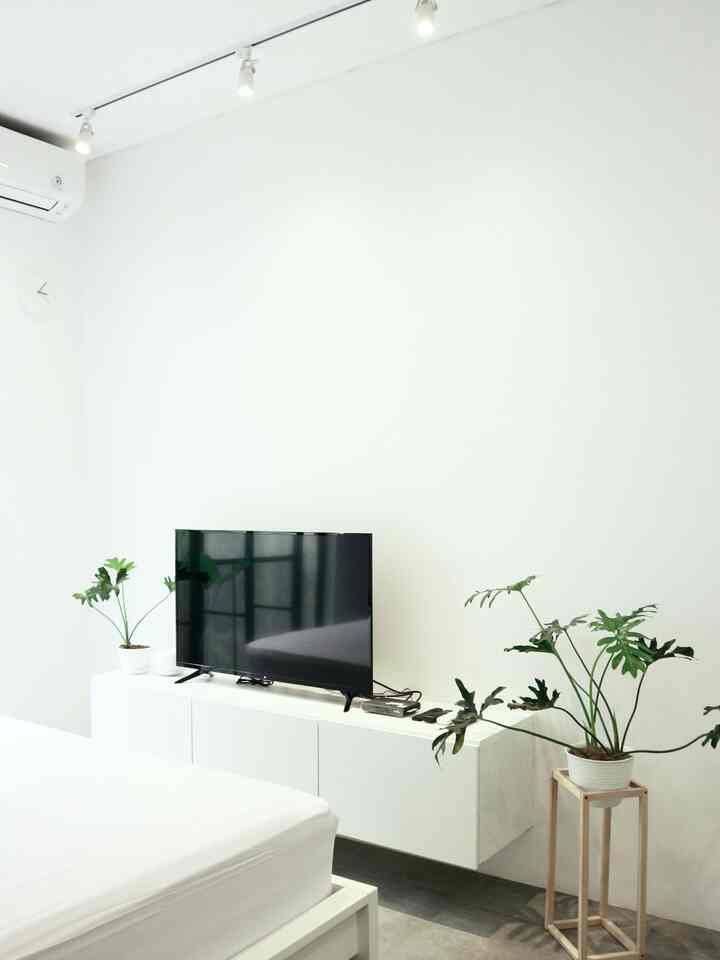 • CLEAN SIMPLE DECORATION •
This time I will show you how I decorated one of the walls in the RFL House master bedroom. This is the wall directly opposite the bed, where I decorated it very minimalist (not too many items / decoration items) and simple because I wanted to create a bedroom atmosphere that is clean & tidy, but still looks warm & not "empty". Hopefully it will inspire 😁

#bedroom #masterbedroom #bedroomdecoration #bedroominspiration #scandinavianbedroom #tvcabinet #indoorplant #minimalis