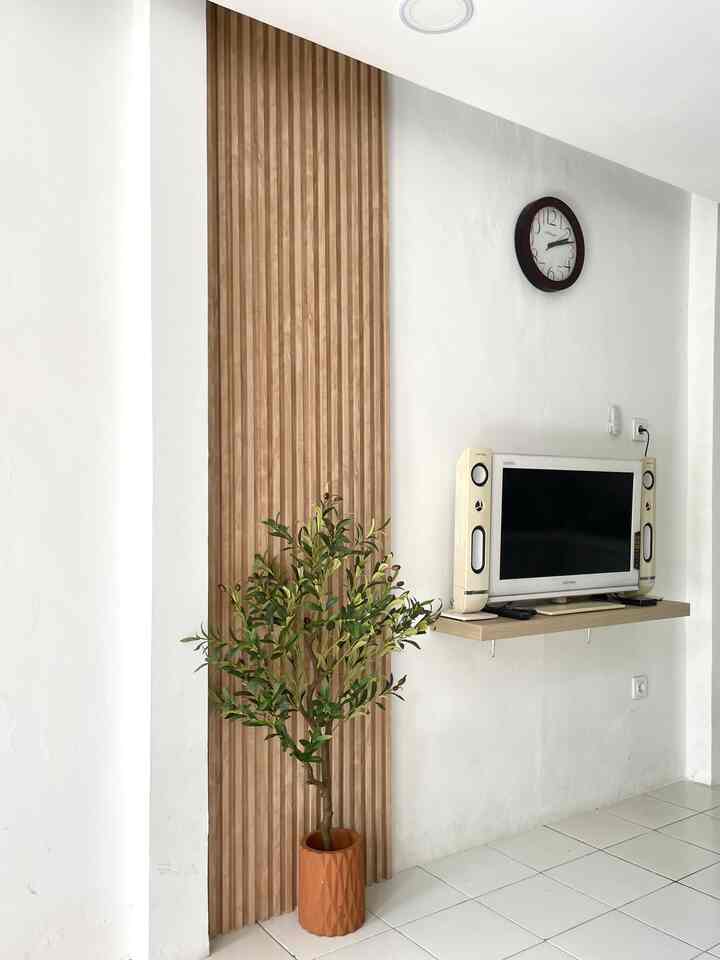 Ruang tv ini awalnya terlalu polos hanya dinding dengan cat warna putih tanpa sentuhan walldekor apa pun karena masih menjadi bahan pertimbangan kira-kira dekorasi seperti apa yang tepat diterapkan di area dinding ini. 
Dengan pertimbangan budget yang kami miliki saat ini namun ingin tetap memberikan sentuhan berbeda pada ruangan ini maka terpasanglah WPC wall panel. 
Pengerjaannya dilakukan sendiri tanpa tukang biar hemat, dan alhamdulillah inilah hasilnya hanya dengan 4 lembar WPC wall panel berukuran tinggi 3 meter dan lebar 17cm sudah bisa menciptakan suasana berbeda pada ruangan ini 😊 

#ruangkeluarga
#ruangtv
#tipsdekorasiminimalis
#homedecoridea
#dekorasiwallpanel
#wallpanelidea