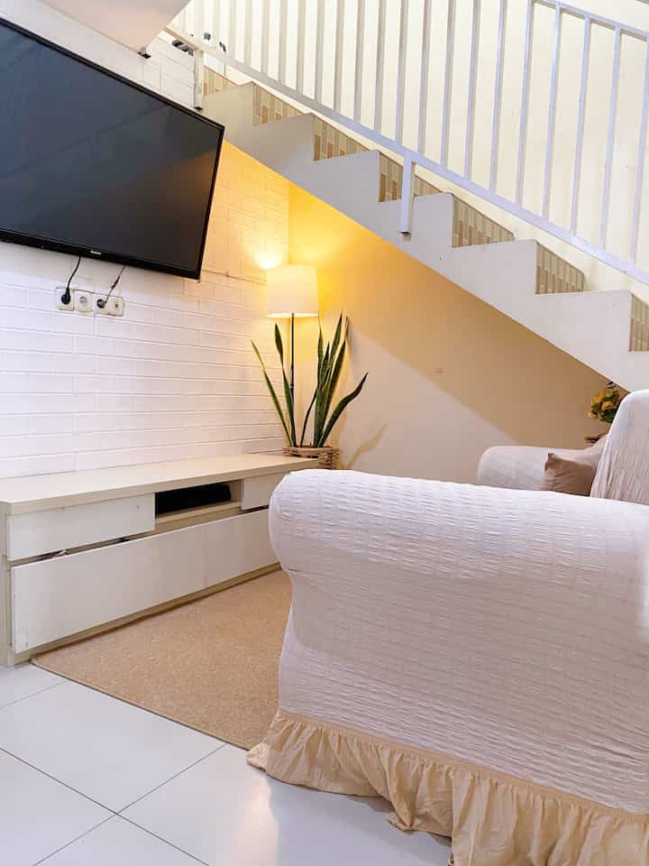 Lighting di ruang tv 

Ruangan ini adalah ruangan yang sering kami pakai untuk berkumpul bersama. Baik itu menonton tv, membaca santai, dan menemani anak2 yang ingin belajar lesehan di atas karpet. Maka itu, kami memilih menggunakan tipe smart bulb untuk di gunakan sesuai kebutuhan saat itu (mode warm/white). 

Untuk penempatan lampu / lighting di ruangan ini kami memilih di tempatkan di sudut ruangan. Dan jika kami sudah selesai beraktifitas di ruangan ini, kami memilih lampu mode warm. Karena kami ingin menciptakan ambience / mood yang hangat. 

#HomeLighting #InspirasiLampu #LightingDesign #rumahdarabayu #rumahminimalis #rumahmungil #ruangtv #ruangtvmungil #bekasi #rumahbekasi 
