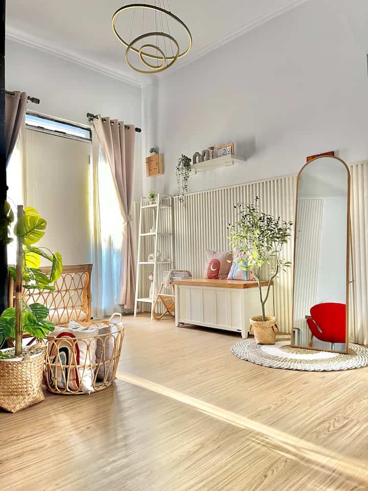 rumah minimalist modern ini memiliki salah satu ruangan yang disebut voyer,, 
ditempat ini kami menyimpan beberapa barang yang fungsional seperti storage box, selain bisa digunakan untuk menyimpan barang-barang bisa juga dipakai untuk duduk.

#rumahminimalist #minimalistmodern #bandung 