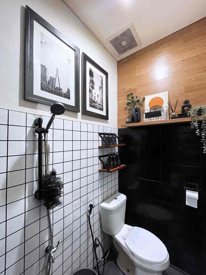 ➖ Bathroom Makeover

Kamar mandi yang jarang tayang karena emang kurang layak tayang 😂

Kamar mandi super mungil ukuran 1.65 x 1.25m ini 
masih bawaan developer, dan cuma ada 1 kamar mandi dirumah ini, makanya kita cuma bisa akalin dengan #DIYlowbudget #MakeoverLowbudget biar keliatan lebih cantik, estetik tapi tetap pada fungsinya.

Dindingnya sudah 3x di makeover dari pertama pindah, pertama pakai wallsticker motif marble, lalu ganti jadi wallsticker motif bata, dan sekarang pakai 3 jenis ‘keramik’ warna dan motif berbeda hasil DIY.

Yang pertama keramik bawaan awal, di cat dengan cat keramik berwarna hitam. Bagian dinding atas ditempel vynil sisa lantai, dan dinding yang sebelah kiri kanan menggunakan wallpaper sticker foam motif granit kotak-kotak. Alhamdulillah sudah setahun dengan dekorasi kamar mandi ini dan masih awet sampai sekarang.

Semoga nanti ada rezekinya pengen banget renovasi kamar mandi mungil ini agar lebih nyaman dan fungsional. 
Semoga menginspirasi 🥰🖤

#Kamarmandi #kamarmandimungil #kamarmandideveloper #dekorasikamarmandi #kamarmandikecil #bathroom #bathroominspo #bathroominspirations #bathroomdecorations #dekorasikamarmandi #rumahmungil #rumahdeveloper #rumahkecil #44m2 #bandung #lollahouse #zarraawwrr #makeoverkamarmandi #dekorasilowbudget 
