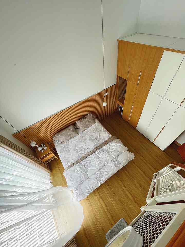 Ya! Kamar tidur memiliki lemari pakaiannya
#kamar tidur #bedroomdecor #mainbedroom #scandihouse #japandistyle #wardrobe #wardrobeinspo #bedroomwithmezzanine