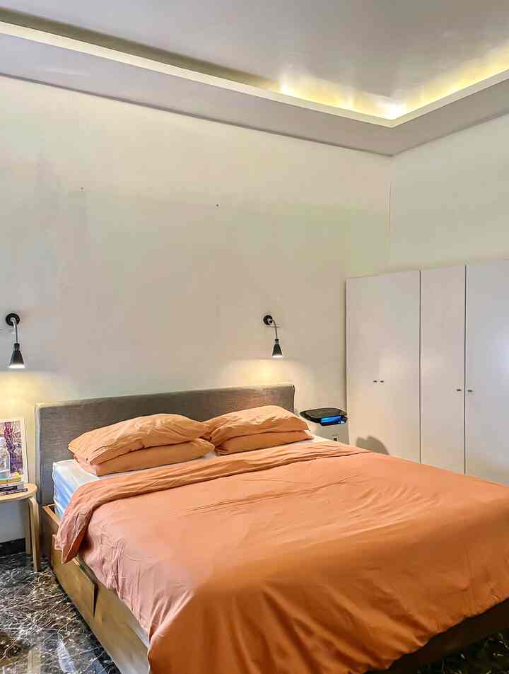 master bedroom lights • sunset orange vibes

Master bedroom minimalistic dengan sedikit sentuhan nordic style. Pencahayaan di kamar ini sangat minimal hanya LED light di center dan  2 lampu dinding kecil untuk penerangan saat membaca. So fresh, calming, and relax…


#HomeLighting
#InspirasiLampu
#LightingDesign
#nordicstyle
#rumahcluster
#jaktim