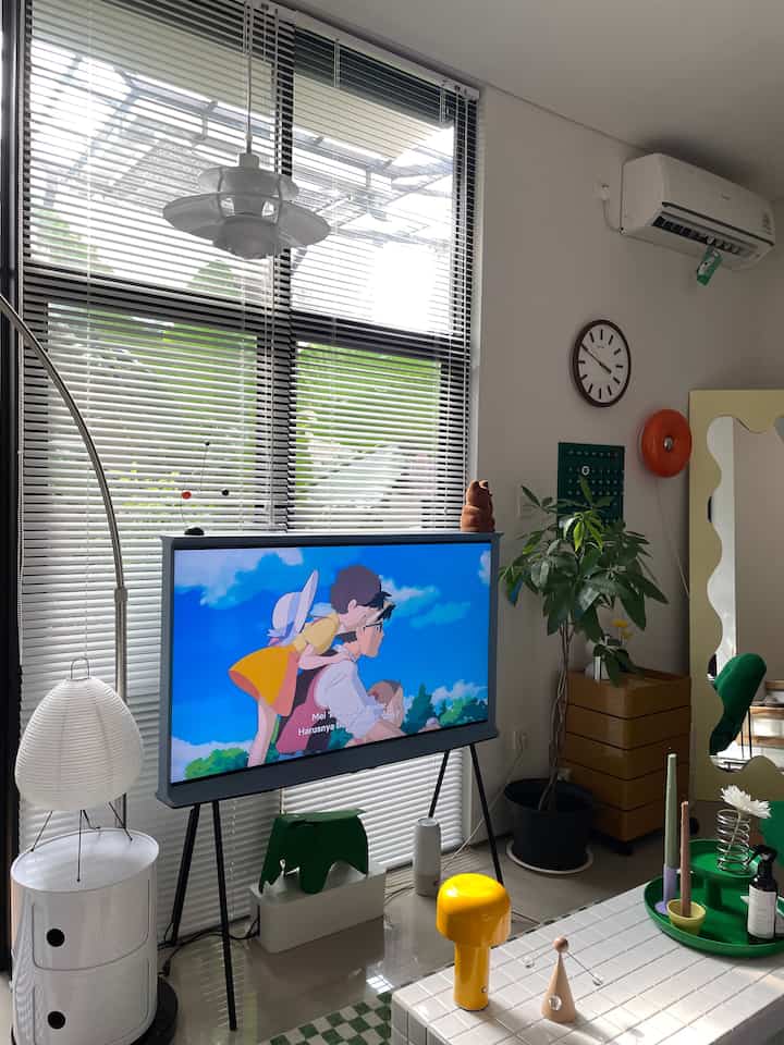 Ghibli Time! Udah berapa kali rewatch My Neighbor Totoro karena sebagus itu 🙌✨

#studioghibli
#movietime
#myneighbortotoro
#midcenturymodern
#livingroomideas
#livingroominspo
#roomdecor