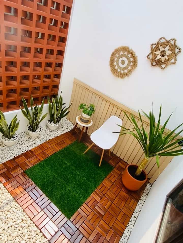 Dulu Ini adalah taman indor aku, aku pakein decking kayu dan rumput sintetis  biar lebih keliatan alami. Di tambahwarna roster yang senada dengan decking kayu nya bikin suasananya makin aduhai buat ngopi ngopin cantik di sore hari 😬
#tamanindoor
#deckingkayu
#rumputsintetis
#tamanrumah
#scandinavian
#rumahcluster