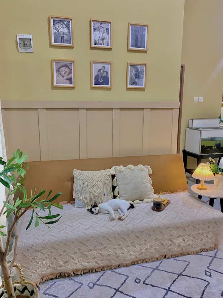 Lampu meja ini andalan banget bikin suasana jadi hangat pas hujan hujan syahdu banget ngopi di ruang tamu 
#HomeLighting
#InspirasiLampu
#LightingDesign
#rumahrantau
#asramabrimob