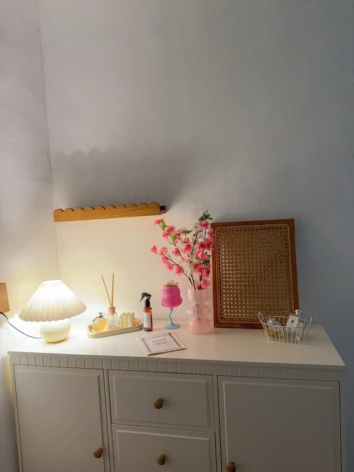 Menambahkan hiasan bunga sakura sebagai bagian dari chinese new year decoration 🤭

#sakura #roomdecor #studiodecor #room #koreanroom #koreanstudio #decorinspo #roominspo 