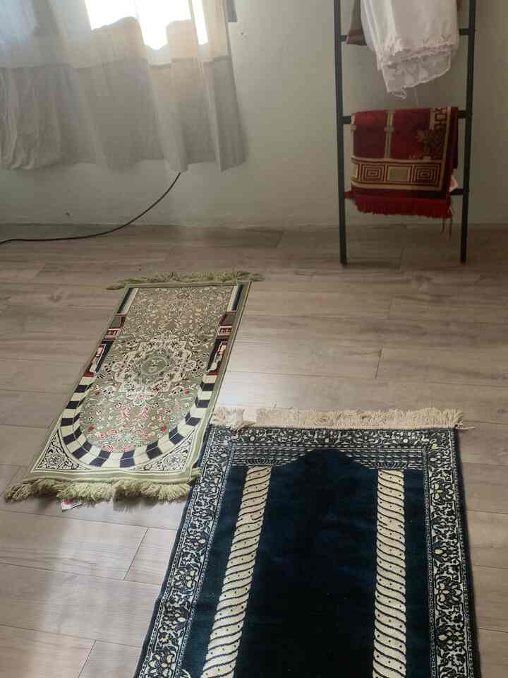 Semenjak si sofa di takeout, jadi nyaman banget sholat dan males2an disini sama anak2. Kalau tetangga biasanya unyelan sama anak2 dimanaa?🥰

#ruangankecil
#kamarkerja
#ruangmultifungsi
#rumahminimalis
#rumahkecil
#rumahmonochrome 
#musholla 
#inspirasikamar 
#dekorasikamar