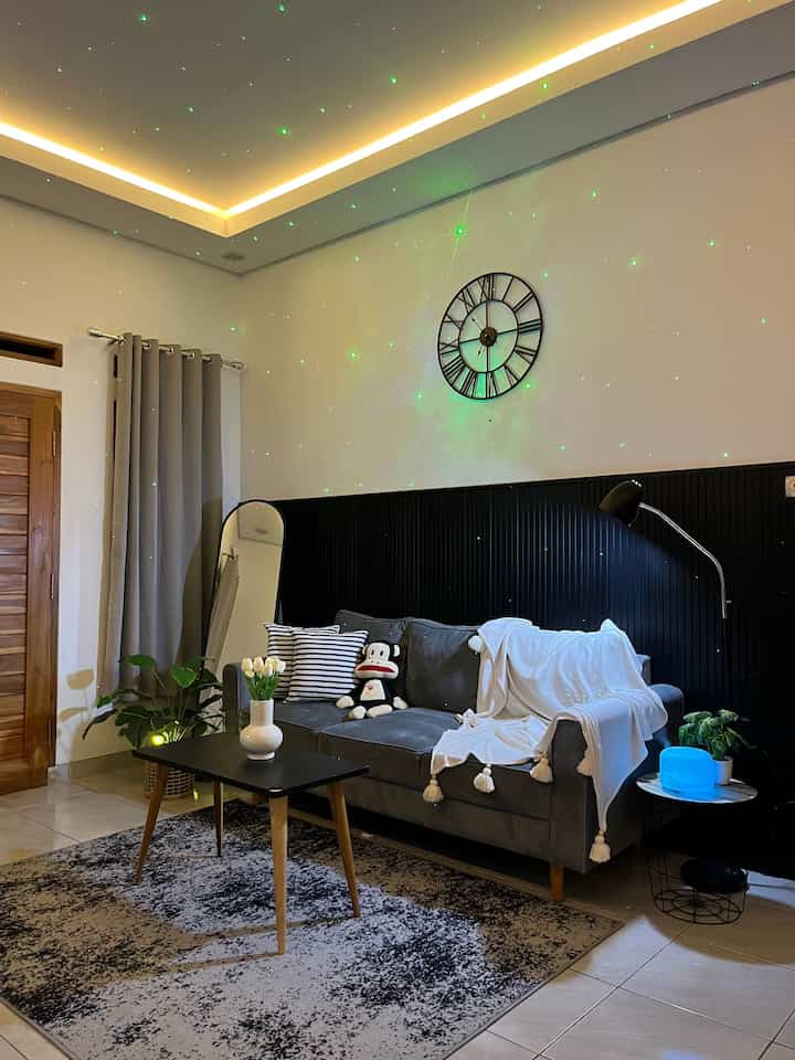 Hai ini ruang tamuku dengan pencahayaan yang membuat mood menjadi relax. 

• Led stripe d plafon kami pilih dengan warna warm agar suasana lebih hangat dan tenang. 
• Stand lamp kami pilih warna white karna kadang ini d gunakan untuk anak yang sedang mengerjakan tugas d meja tamu. Atau sekedar duduk di sofa untuk membaca buku. 
• Lampu warn warni dari diffuser membuat tampilan ruangan menjadi lebih cantik. 
• Lampu aurora d tembok menjadikan lebih tenang dan indah dengan bintang bintangnya. 

Kami ingin menciptakan suasana yang tenang, hangat dan juga indah di tempat ini. Karna di tempat ini kami sering menghabiskan waktu bersama keluarga di malam hari. 

#BumiGerrd #HomeLighting #InspirasiLampu #LightingDesign #RuangTamu #DekorasiRuangTamu #RuangTamuMinimalist