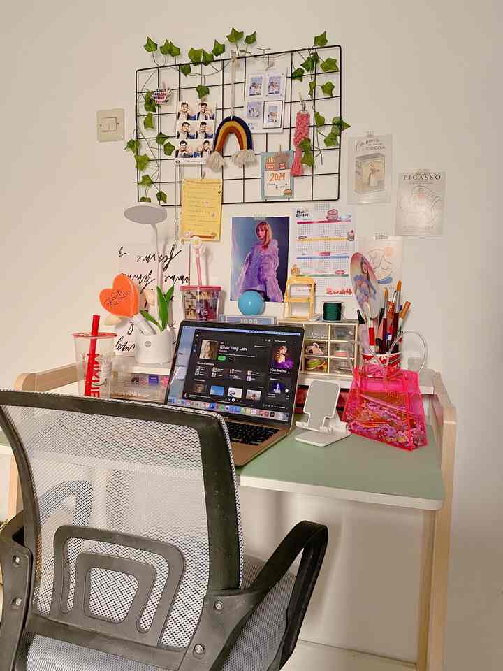Meja kerja yang super rameee dengan printilan2nya 💖🌷✨

#homeoffice #homeofficeideas #homeofficedecoration #koreanstyle #decorlowbudget #rumahmungil #jakarta #rumahcluster #taylorswift #rumahcluster #aparthouse #28m2