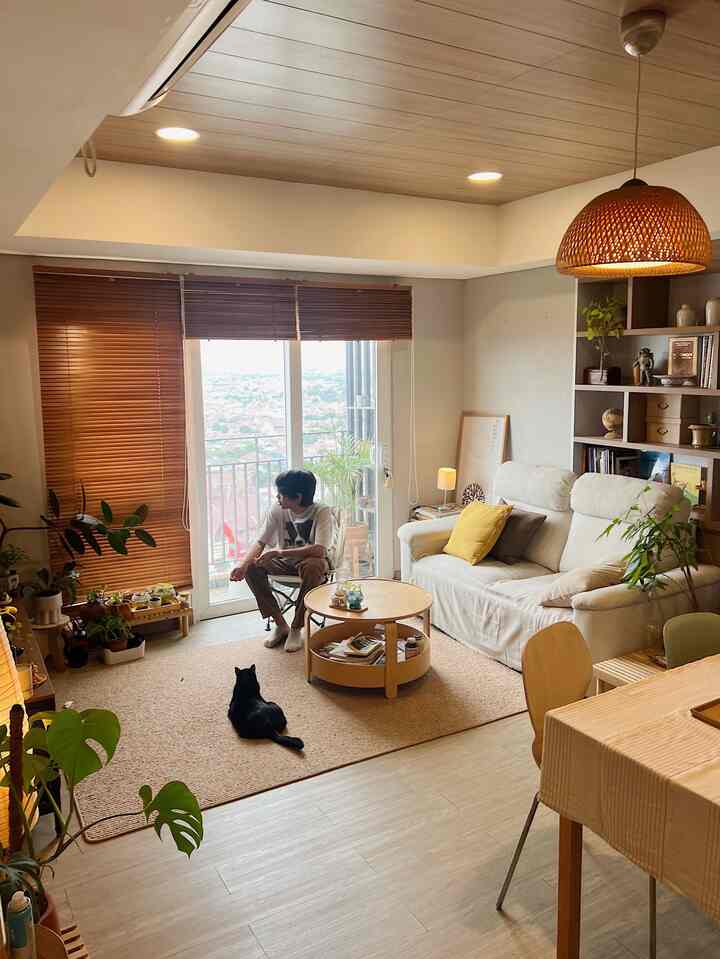 Lighting di 1801living sebagian besar menggunakan warna warm white agar tercipta suasana yang hangat. 

Untuk living & dining area kami memakai downlight di sudut ceilling. Dan lampu gantung dengan aksen anyaman di bagian tengah ruangan.

#HomeLighting
#InspirasiLampu
#LightingDesign
#apartemen
#1801living