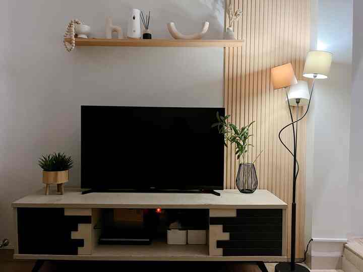 Spot ruang tamu saat malam hari dirumah.shacca mengandalkan lighting dari lampu standing 🥳

Suasana yg remang remang syahdu, apalagi saat hujan, hihi bikin makin nyaman sambil movie time 🥳🥳

#HomeLighting
#InspirasiLampu
#LightingDesign
#InspirasiRuangTamu
#DesignRuangTamu
#InspirasiRumahMinimalis