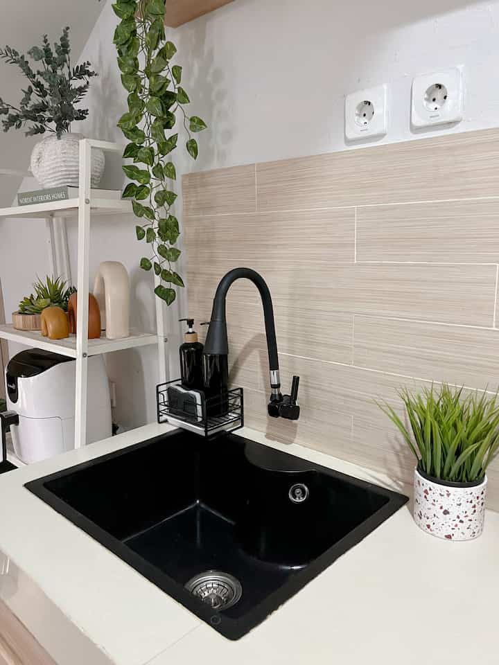 Sink Area dirumah.shacca cukup mungilssss, jadi rak piringnya pilih yg portable gampang dipindah pindah hihi

Kalau udah beres cuci piring-ditiriskan-disimpen lagi rak cucinya supaya tidaa terlihat menumpuk 🫶🏻

#SinkArea
#InspirasiSink
#DesignSinkArea
#Rumah 
#rumahminimalis
#inspirasiServiceArea