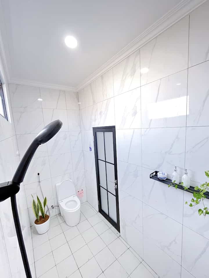 Kamar mandi minimalis🪻
Kamar mandi ini berukuran 1,5 x 3 m
Dengan tema black and white
Semua perintilan kamar mandi pakai warna hitam dan putih,✔️
Dinding kamar mandi menggunakan keramik dengan aksen seperti marmer
Pintu kamar mandi menggunakan alumunium dan kaca es.
Agar terlihat fresh kami letakan tanaman hidup sansivera dan sirih gading..
🌱🪴
#kamarmandi #kamarmandiminimalis #bathroom #minimalistbathroom #kamarmandikecil #inspirasikamarmandi