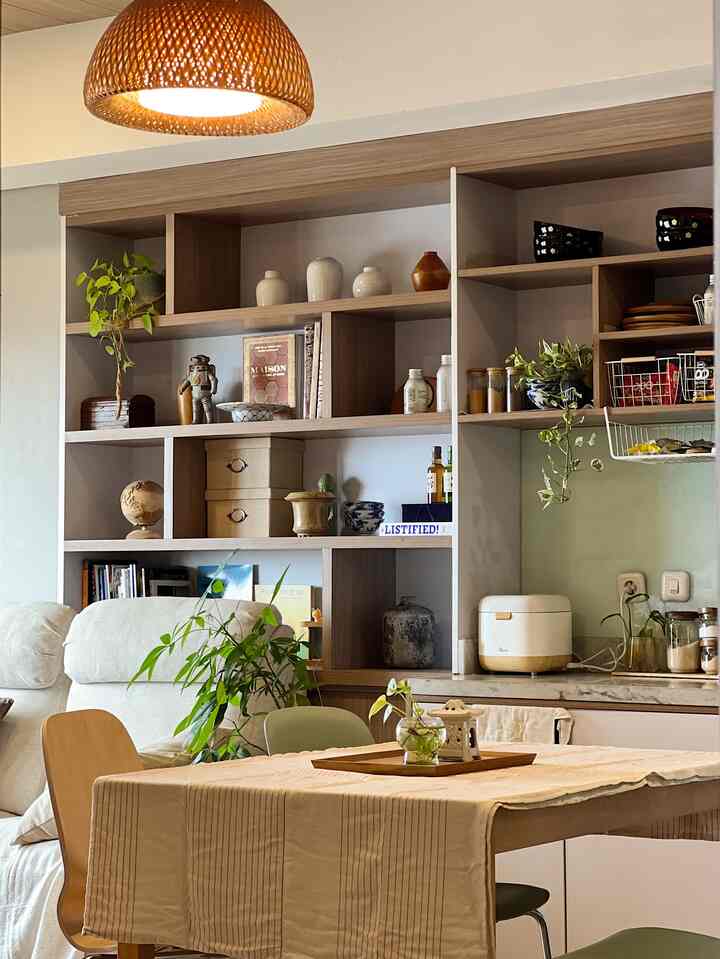 Menambahkan beberapa dekorasi baru di area makan agar suasanya lebih segar 🌿

#decorinpiration #japanesestyle #inspo #interior #diningarea #apartemen #1801living