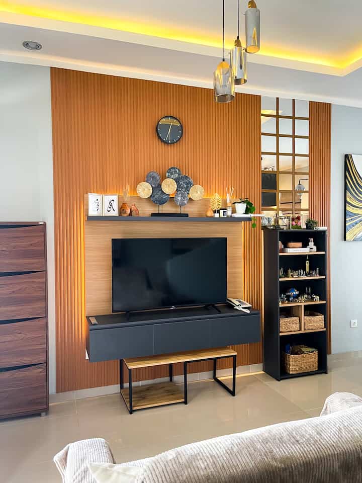 The family room is one of the important places in the house where interactions between residents of the house occur most often. Therefore, the aesthetics of this room need to be considered. In our house, aesthetics are achieved by installing wooden wall panels on one side of the wall with a mirror as a decoration. We did the installation independently without the help of a craftsman. The next decoration process is to choose matching furniture so that this room has an aura that doesn't clash. This includes choosing knick-knacks that help to visually sweeten the room.
#LivingRoomDecoration
#FamilySpaceDecoration
#FamilyRoom #DekorasiDIY
#WallPanel #WallMirror #WoodWallPanel