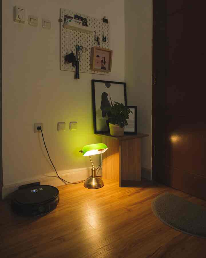 Sisi lain living room yang jarang diexpose. Karena sudut ini tepat di belakang pintu, masih belum terlalu kami garap bentuknya. Tapi untuk sementara kami pasang beberapa item dekorasi untuk mengisi area sudut ini.

#livingroom #livingroomdecor #sudutruang #nightvibe #lampuretro