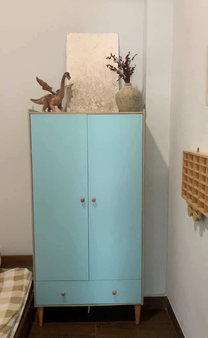 Area ini merupakan kamar tidur anak sekaligus area bermain, tone dari interior ini cenderung bernuansa biru muda dan coklat muda, dengan desain minimalis tapi cukup untuk kamar anak kami
#kamaranak
#bedroom
#inspirasikamar
#interiorkamaranak
#kamarminimalist
#playroom