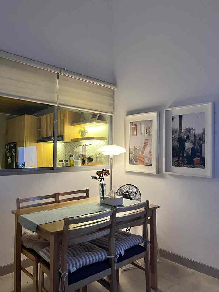 Lighting rumah pada malam hari didominasi oleh lampu downlight warm white & lampu indirect light yang juga memancarkan cahaya warm white. 
Karena malam hari adalah waktu untuk kami beristirahat dan melakukan aktivitas yang sedikit, pensuasanaan ruangan menggunakan lampu warm white dirasa amat cocok untuk menunjang waktu istirahat karena menciptakan suasana yang nyaman dan hangat.
Berikut lighting di area living room, kamar utama dan area laundry, paling nyaman di ruang yang mana yaa?

#HomeLighting #InspirasiLampu #LightingDesign #rumahcluster #scandinavians