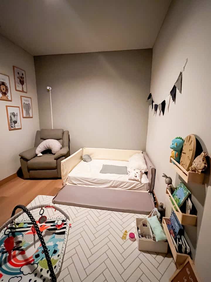 Tata letak baru untuk kamar bayi. Pada layout sebelumnya, kursi menyusui diletakkan di dekat jendela, pada siang hari terlalu terang bagi bayi saya untuk duduk bersama saya di kursi tersebut #nursery #kidsroom #montessori #rumahcluster #BSD #Japandi

