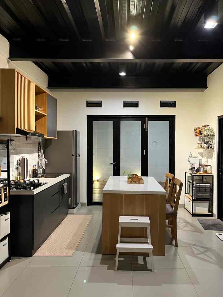 Area dapur #rumahmaknaa menggunakan plafon bondek expose yang di cat hitam untuk memberikan kesan industrial.

Lampu yang kami gunakan di area ini adalah lampu downlight dan lampu spotlight karena menurut kami paling cocok dengan style rumah dan terlihat simple minimalis. 

Disamping itu dengan menggunakan lampu spotlight, kami bisa menerangi berbagai sudut ruangan. Seperti yang terlihat pada foto, satu track spotlight bisa menerangi area kitchen, mini foyer, dan coffee corner. 

Untuk warna lampu sendiri kami memilih menggunakan lampu berwarna natural white (4000k) untuk lampu downlight dan warm white (3000k) untuk lampu sorot. Hal tersebut kami lakukan untuk mendapatkan kesan ruangan yang lebih hangat.

#HomeLighting 
#InspirasiLampu
#LightingDesign
#KitchenAtNight 
#Kitchen #Dining 



