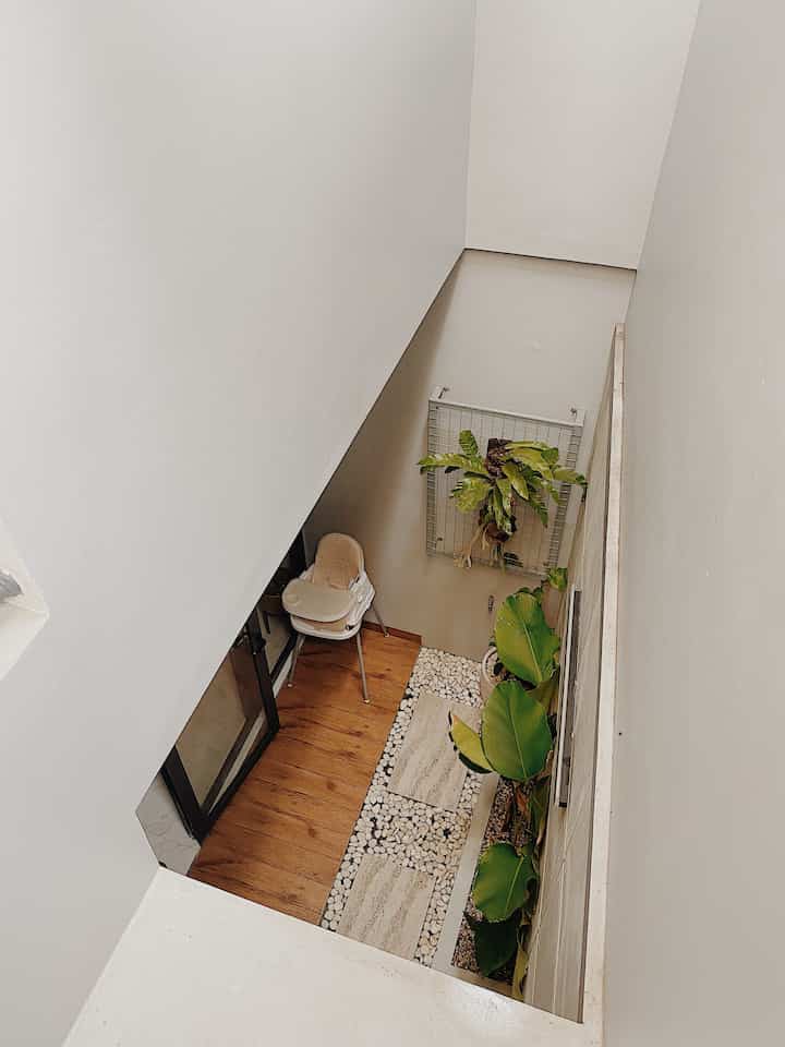 Di griya Nagari, kami selalu mempunyai konsep ruang terbuka. Salah satunya Ruang service kami mempunyai ruang yang menyatu dengan lt 1. Bisa ngintip anak lagi makan sambil nyuci 😝 .. 

Kemudian, kami juga punya tangga monyet yang berfungsi langsung ke Toren dan roof top. Kedepannya mau beli mesin cuci. Doain ya Bund jadi cuci ga laundry lagi hehehe


#japandihouse
#openspace
#rumahterbuka
#rumahminimalis
#japandi
#griyanagari
#ruangservice