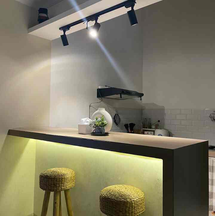 Meja Bar

Area pembatas antara ruang keluarga dan dapur. Lampu warm yang digunakan dengan list bawah warm juga menambah suasana malam menjadi homey banget.

Dengan beberapa sentuhan warna krem dan putih, serta kursi bar dengan rotan. Dan beberapa hiasan dinding becak. 

Di meja bar ini tidak banyak yang digunakan. Agar terkesan tidak bosan, di tambah dengan bunga hiasan, dan tentunya sediakan tisu.


#HomeLighting
 #InspirasiLampu
#LightingDesign
#rumahdalamgang
#ruangmakan
#mejabar