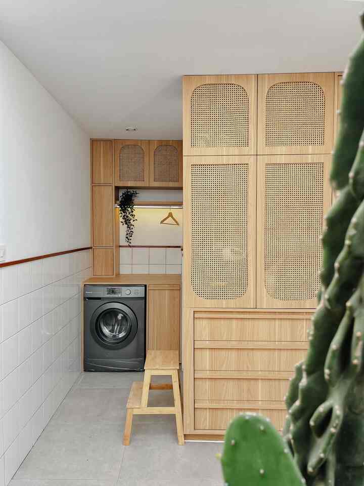 Berhubung rumah ini adalah rumah tumbuh, area service dibuat belakangan mengingat semakin banyaknya barang dengan tatanan yang tidak beraturan memenuhi ruangan.

Saat ini, progress service area & laundry room ini baru mencapai 90%, selanjutnya akan dipasang jemuran portable agar dapat menghemat space yang terbatas dan tambahan indirect lighting sebagai elemen estetika pada ruangan walaupun ruangan ini hanyalah area service.

Next post akan kami update progres finalnya, stay tune!👀🤗

#LaundryRoomIdeas #LaundryRoomInspo #ServiceArea #rumahcluster #scandinavian #LaundryRoomDesign