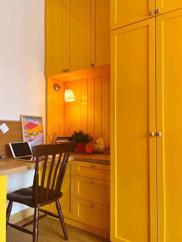 Lighting di #cabeworkartspace

Sengaja kita pilih lampu dinding dengan model vintage, agar matching dengan mood ruangan. Serta tambahan lampu kuning agar ruangan terasa lebih warm💞

#HomeLighting
#InspirasiLampu
#LightingDesign
#midcenturymodern
#90sqm
#Depok
#homeoffice