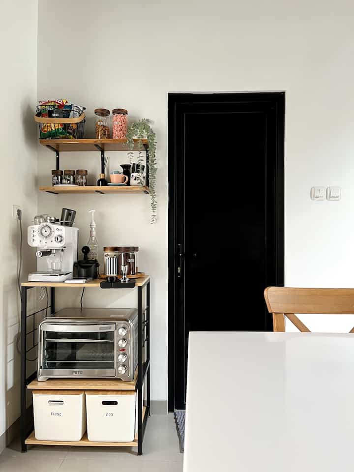 Make over mini coffee & snack station

Jadi awalnya di sudut tersebut hanya ada rak saja untuk menyimpan mesin kopi,oven, dan sedikit storage (slide akhir). Akhirnya aku dan paksu make over sedikit dengan menambahkan ambalan 2 tingkat. 

Ambalan ini aku buat dengan menggunakan kayu jati solid yang aku amplas dan pernis sendiri. Kemudian paksu yang bantu pasang. Meski prosesnya agak makan waktu tapi aku lebih puas karena dengan harga yang sama aku bisa dapat ambalan kayu solid, bukan particle board. 

Setelah selesai aku dekorasi dengan toples kaca. Jujur aku suka dengan hasilnya. Ga hanya fungsional tapi jadi lebih estetik juga✨

#MiniMakeOver #CoffeeCorner #SnackCornee #Japandi #JapandiIndustrial #DIY 