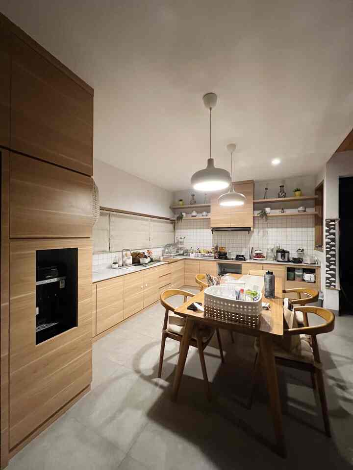 Terdapat tiga warna lampu yang bisa digunakan di lampu gantung dapur kloofliving yaitu white, warm white dan natural. Settingan lampu dapat dipilih melalui saklar yang dipencet berulang. Kami menggunakan 2 lampu gantung dan 3 lampu downlight di dapur. Lampu gantung digunakan untuk menyorot meja makan agar ambience yang tercipta lebih mendukung untuk makan dan membuat makanan lebih menarik.

#homelighting #inspirasilampu #lightingdesign #japandi #kitcheninterior #kitchenlamp