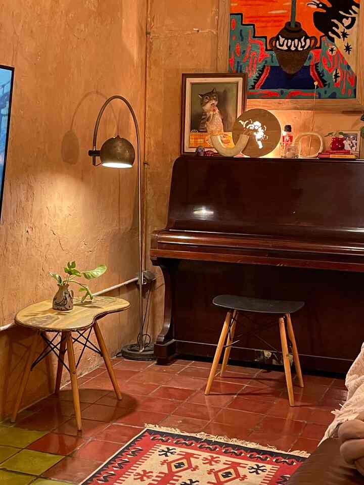 The lighting in Wowi's house is mostly vintage items that were obtained directly from the previous owner, I like retro lamps from the 1970-1980s, then I also like making craft lamps like this ponyo lamp! #homelighting #inspirasilampu #lightingdesign #livingroom #pianoroom