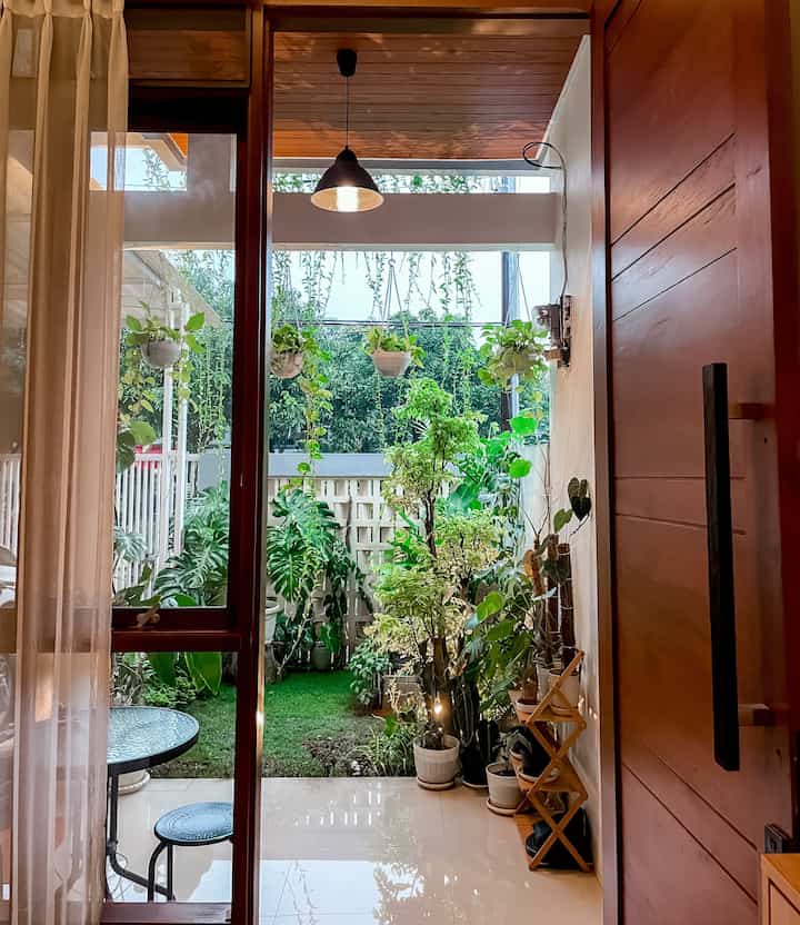 Ini adalah pintu utama @diemdibumi . Jangan bosen-bosen ya sama tips aku yg selalu ngasih tau kalo banyak tanaman di luar itu bikin seger n asri😛😛 #PintuMasukUtama #HomeDecor #TamanKecil #Landscape #TerasRumah #InspirasiTerasRumah #Exterior #Eksterior #Tanaman 